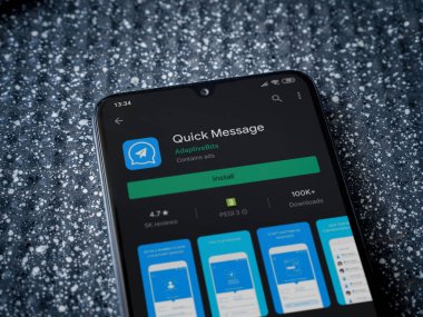 Lod, Israel - 8 Temmuz 2020: Metalik arka planda siyah bir cep telefonunun ekranında hızlı mesaj uygulaması oyun mağazası sayfası. Üst görünüm yatağını kapat.