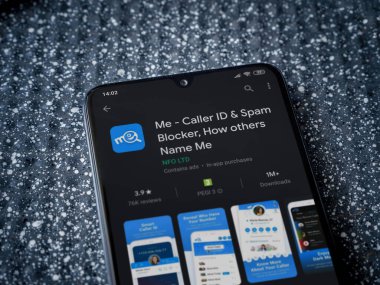 Lod, Israel - 8 Temmuz 2020: Metalik arka planda siyah bir cep telefonunun sergilendiği bir uygulama mağazası sayfası. Üst görünüm yatağını kapat.