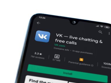 Lod, Israel - 8 Temmuz 2020: VK uygulama oyun mağazası sayfası beyaz arkaplanda izole edilmiş siyah bir cep telefonu ekranında. Üst görünüm düzlüğü kopyalama alanı ile yatıyordu.