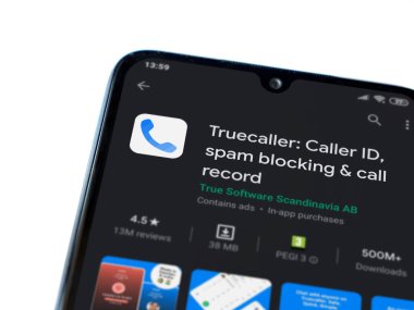 Lod, Israel - 8 Temmuz 2020: Truecaller uygulaması oyun mağazası sayfası beyaz arkaplanda izole edilmiş siyah bir cep telefonu ekranında. Üst görünüm düzlüğü kopyalama alanı ile yatıyordu.