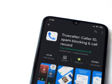 Lod, Israel - 8 Temmuz 2020: Truecaller uygulaması oyun mağazası sayfası beyaz arkaplanda izole edilmiş siyah bir cep telefonu ekranında. Üst görünüm düzlüğü kopyalama alanı ile yatıyordu.