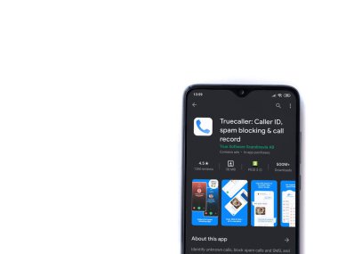 Lod, Israel - 8 Temmuz 2020: Truecaller uygulaması oyun mağazası sayfası beyaz arkaplanda izole edilmiş siyah bir cep telefonu ekranında. Üst görünüm düzlüğü kopyalama alanı ile yatıyordu.
