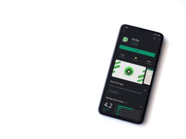 Lod, Israel - 8 Temmuz 2020: Scriby uygulama oyun mağazası sayfası beyaz arkaplanda izole edilmiş siyah bir cep telefonu ekranında. Üst görünüm düzlüğü kopyalama alanı ile yatıyordu.