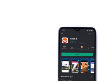 Lod, Israel - 8 Temmuz 2020: Reddit uygulaması oyun mağazası sayfası beyaz arkaplanda izole edilmiş siyah bir cep telefonu ekranında. Üst görünüm düzlüğü kopyalama alanı ile yatıyordu.