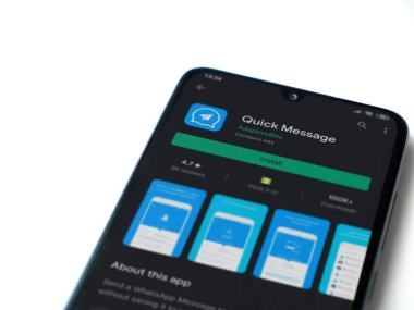 Lod, Israel - 8 Temmuz 2020: Kısa Mesaj uygulaması oyun mağazası sayfası beyaz arkaplanda izole edilmiş siyah bir cep telefonu ekranında. Üst görünüm düzlüğü kopyalama alanı ile yatıyordu.