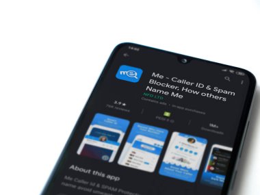 Lod, Israel - 8 Temmuz 2020: Ben uygulamalı oyun mağazası sayfası beyaz arka planda izole edilmiş siyah bir cep telefonunun ekranında. Üst görünüm düzlüğü kopyalama alanı ile yatıyordu.