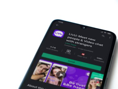 Lod, Israel - 8 Temmuz 2020: LiveU uygulama oyun mağazası sayfası beyaz arkaplanda izole edilmiş siyah bir cep telefonu ekranında. Üst görünüm düzlüğü kopyalama alanı ile yatıyordu.