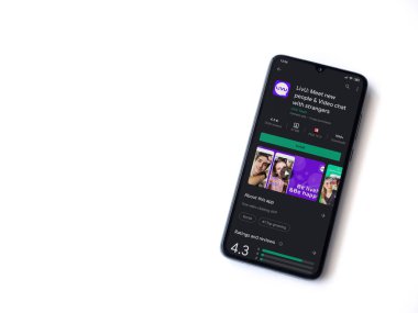 Lod, Israel - 8 Temmuz 2020: LiveU uygulama oyun mağazası sayfası beyaz arkaplanda izole edilmiş siyah bir cep telefonu ekranında. Üst görünüm düzlüğü kopyalama alanı ile yatıyordu.