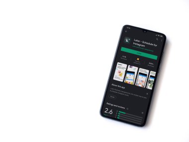 Lod, Israel - 8 Temmuz 2020: Daha sonra uygulamalı oyun mağazası sayfası beyaz arka planda izole edilmiş siyah bir cep telefonu ekranında. Üst görünüm düzlüğü kopyalama alanı ile yatıyordu.