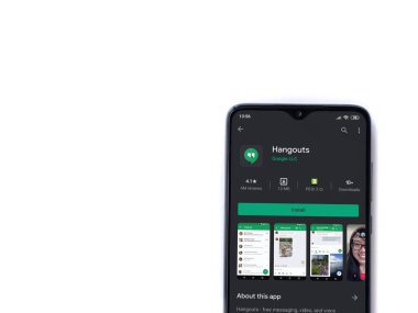 Lod, Israel - 8 Temmuz 2020: Hanghouts uygulaması oyun mağazası sayfası beyaz arkaplanda izole edilmiş siyah bir cep telefonu ekranında. Üst görünüm düzlüğü kopyalama alanı ile yatıyordu.