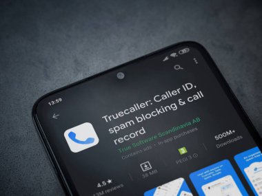 Lod, Israel - 8 Temmuz 2020: Truecaller uygulaması oyun mağazası sayfası koyu mermer taştan arka planda siyah bir cep telefonunun ekranında. Üst görünüm düzlüğü kopyalama alanı ile yatıyordu.