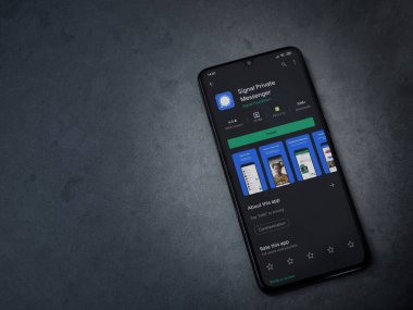 Lod, Israel - 8 Temmuz 2020: Özel Haberci uygulaması oyun mağazası sayfasında koyu mermer taşlı arka planda siyah bir cep telefonu görüntüsü. Üst görünüm düzlüğü kopyalama alanı ile yatıyordu.