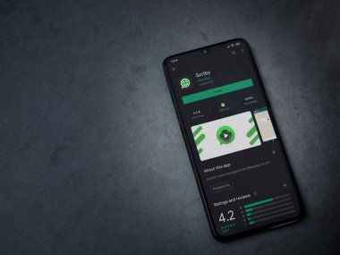 Lod, Israel - 8 Temmuz 2020: Scriby uygulama oyun mağazası sayfası koyu mermer taştan arka planda siyah bir cep telefonunun ekranında. Üst görünüm düzlüğü kopyalama alanı ile yatıyordu.