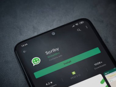 Lod, Israel - 8 Temmuz 2020: Scriby uygulama oyun mağazası sayfası koyu mermer taştan arka planda siyah bir cep telefonunun ekranında. Üst görünüm düzlüğü kopyalama alanı ile yatıyordu.