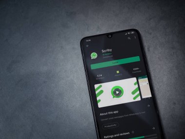 Lod, Israel - 8 Temmuz 2020: Scriby uygulama oyun mağazası sayfası koyu mermer taştan arka planda siyah bir cep telefonunun ekranında. Üst görünüm düzlüğü kopyalama alanı ile yatıyordu.