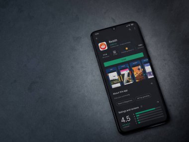 Lod, Israel - 8 Temmuz 2020: Reddit uygulaması oyun mağazası sayfası koyu mermer taştan arka planda siyah bir cep telefonu ekranında. Üst görünüm düzlüğü kopyalama alanı ile yatıyordu.