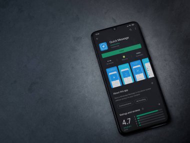 Lod, Israel - 8 Temmuz 2020: Hızlı Mesaj uygulaması oyun mağazası sayfası koyu mermer taşlı arka planda siyah bir cep telefonu ekranında. Üst görünüm düzlüğü kopyalama alanı ile yatıyordu.