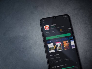Lod, Israel - 8 Temmuz 2020: Reddit uygulaması oyun mağazası sayfası koyu mermer taştan arka planda siyah bir cep telefonu ekranında. Üst görünüm düzlüğü kopyalama alanı ile yatıyordu.