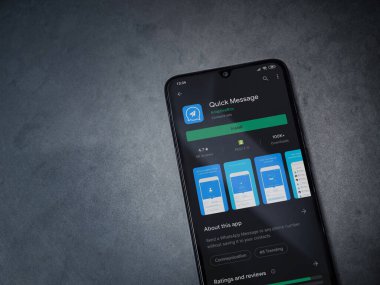Lod, Israel - 8 Temmuz 2020: Hızlı Mesaj uygulaması oyun mağazası sayfası koyu mermer taşlı arka planda siyah bir cep telefonu ekranında. Üst görünüm düzlüğü kopyalama alanı ile yatıyordu.