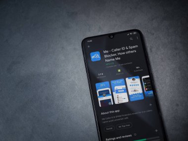 Lod, Israel - 8 Temmuz 2020: Ben uygulamalı oyun mağazası sayfası koyu mermer taştan arka planda siyah bir cep telefonunun ekranında. Üst görünüm düzlüğü kopyalama alanı ile yatıyordu.