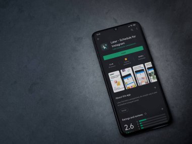 Lod, Israel - 8 Temmuz 2020: Daha sonra koyu mermer taştan arka planda siyah bir cep telefonu ekranında uygulamalı oyun mağazası sayfası. Üst görünüm düzlüğü kopyalama alanı ile yatıyordu.