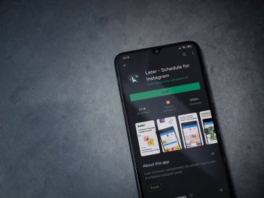 Lod, Israel - 8 Temmuz 2020: Daha sonra koyu mermer taştan arka planda siyah bir cep telefonu ekranında uygulamalı oyun mağazası sayfası. Üst görünüm düzlüğü kopyalama alanı ile yatıyordu.
