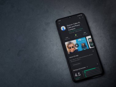 Lod, Israel - 8 Temmuz 2020: Eyecon uygulama oyun mağazası sayfası koyu mermer taştan arka planda siyah bir cep telefonu ekranında. Üst görünüm düzlüğü kopyalama alanı ile yatıyordu.
