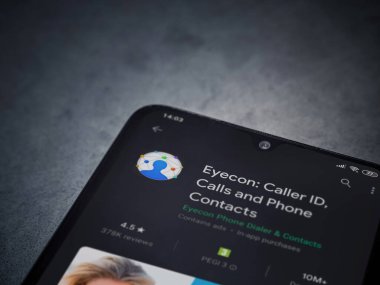 Lod, Israel - 8 Temmuz 2020: Eyecon uygulama oyun mağazası sayfası koyu mermer taştan arka planda siyah bir cep telefonu ekranında. Üst görünüm düzlüğü kopyalama alanı ile yatıyordu.