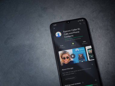 Lod, Israel - 8 Temmuz 2020: Eyecon uygulama oyun mağazası sayfası koyu mermer taştan arka planda siyah bir cep telefonu ekranında. Üst görünüm düzlüğü kopyalama alanı ile yatıyordu.
