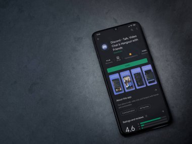 Lod, Israel - 8 Temmuz 2020: Discord uygulaması oyun mağazası sayfası koyu mermer taştan arka planda siyah bir cep telefonunun ekranında. Üst görünüm düzlüğü kopyalama alanı ile yatıyordu.
