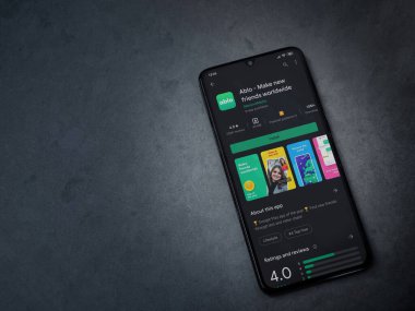 Lod, Israel - 8 Temmuz 2020: Ablo uygulaması oyun mağazası sayfası koyu mermer taştan arka planda siyah bir cep telefonu ekranında. Üst görünüm düzlüğü kopyalama alanı ile yatıyordu.