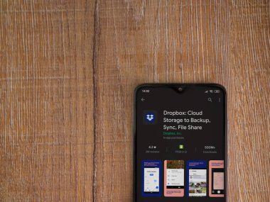 Lod, Israel - 8 Temmuz 2020: Dropbox uygulaması oyun mağazası sayfası ahşap arka planda siyah bir cep telefonunun ekranında. Üst görünüm düzlüğü kopyalama alanı ile yatıyordu.