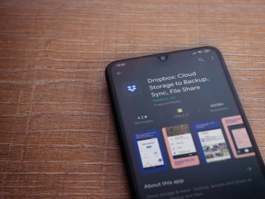 Lod, Israel - 8 Temmuz 2020: Dropbox uygulaması oyun mağazası sayfası ahşap arka planda siyah bir cep telefonunun ekranında. Üst görünüm düzlüğü kopyalama alanı ile yatıyordu.