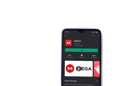 Lod, Israel - 8 Temmuz 2020: MEGA uygulama oyun mağazası sayfası beyaz arkaplanda izole edilmiş siyah bir cep telefonu ekranında. Üst görünüm düzlüğü kopyalama alanı ile yatıyordu.