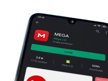 Lod, Israel - 8 Temmuz 2020: MEGA uygulama oyun mağazası sayfası beyaz arkaplanda izole edilmiş siyah bir cep telefonu ekranında. Üst görünüm düzlüğü kopyalama alanı ile yatıyordu.