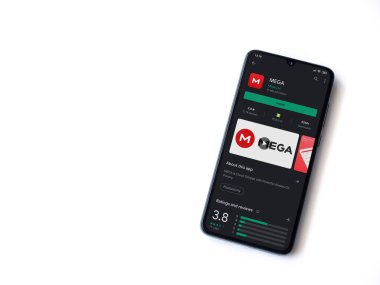 Lod, Israel - 8 Temmuz 2020: MEGA uygulama oyun mağazası sayfası beyaz arkaplanda izole edilmiş siyah bir cep telefonu ekranında. Üst görünüm düzlüğü kopyalama alanı ile yatıyordu.