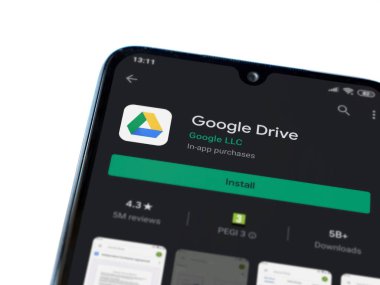 Lod, Israel - 8 Temmuz 2020: Google Drive uygulama oyun mağazası sayfası beyaz arkaplanda izole edilmiş siyah bir cep telefonu ekranında. Üst görünüm düzlüğü kopyalama alanı ile yatıyordu.