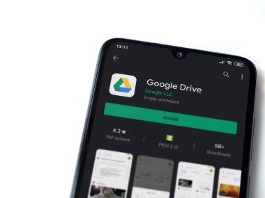 Lod, Israel - 8 Temmuz 2020: Google Drive uygulama oyun mağazası sayfası beyaz arkaplanda izole edilmiş siyah bir cep telefonu ekranında. Üst görünüm düzlüğü kopyalama alanı ile yatıyordu.