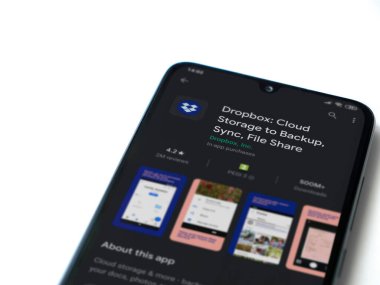 Lod, Israel - 8 Temmuz 2020: Dropbox uygulaması oyun mağazası sayfası beyaz arkaplanda izole edilmiş siyah bir cep telefonu ekranında. Üst görünüm düzlüğü kopyalama alanı ile yatıyordu.