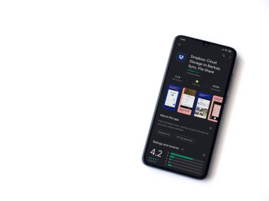 Lod, Israel - 8 Temmuz 2020: Dropbox uygulaması oyun mağazası sayfası beyaz arkaplanda izole edilmiş siyah bir cep telefonu ekranında. Üst görünüm düzlüğü kopyalama alanı ile yatıyordu.