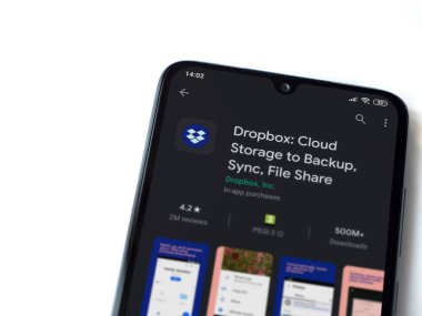 Lod, Israel - 8 Temmuz 2020: Dropbox uygulaması oyun mağazası sayfası beyaz arkaplanda izole edilmiş siyah bir cep telefonu ekranında. Üst görünüm düzlüğü kopyalama alanı ile yatıyordu.