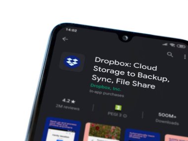 Lod, Israel - 8 Temmuz 2020: Dropbox uygulaması oyun mağazası sayfası beyaz arkaplanda izole edilmiş siyah bir cep telefonu ekranında. Üst görünüm düzlüğü kopyalama alanı ile yatıyordu.