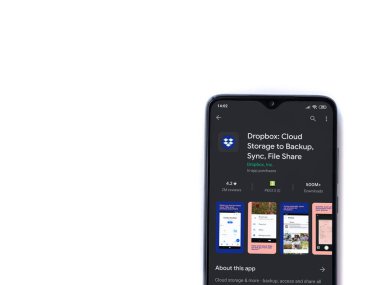 Lod, Israel - 8 Temmuz 2020: Dropbox uygulaması oyun mağazası sayfası beyaz arkaplanda izole edilmiş siyah bir cep telefonu ekranında. Üst görünüm düzlüğü kopyalama alanı ile yatıyordu.