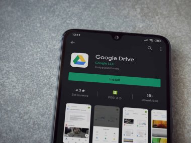Lod, Israel - 8 Temmuz 2020: Google Drive uygulama oyun mağazası sayfası seramik taş zemin üzerinde siyah bir cep telefonu görüntüsü. Üst görünüm düzlüğü kopyalama alanı ile yatıyordu.