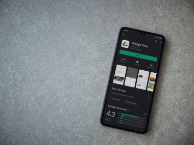 Lod, Israel - 8 Temmuz 2020: Google Drive uygulama oyun mağazası sayfası seramik taş zemin üzerinde siyah bir cep telefonu görüntüsü. Üst görünüm düzlüğü kopyalama alanı ile yatıyordu.