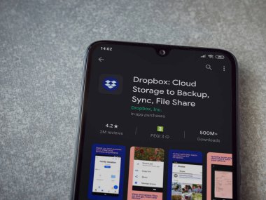 Lod, Israel - 8 Temmuz 2020: Seramik taş zemin üzerinde siyah bir cep telefonu ekranında Dropbox uygulaması oyun mağazası sayfası. Üst görünüm düzlüğü kopyalama alanı ile yatıyordu.