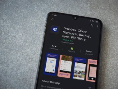 Lod, Israel - 8 Temmuz 2020: Seramik taş zemin üzerinde siyah bir cep telefonu ekranında Dropbox uygulaması oyun mağazası sayfası. Üst görünüm düzlüğü kopyalama alanı ile yatıyordu.