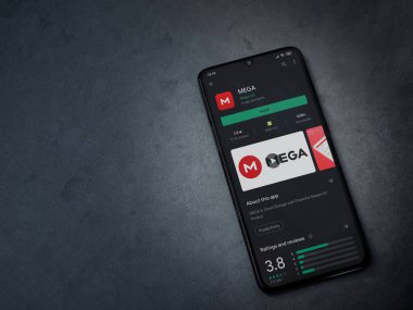 Lod, Israel - 8 Temmuz 2020: MeGA uygulama oyun mağazası sayfası koyu mermer taştan arka planda siyah bir cep telefonu ekranında. Üst görünüm düzlüğü kopyalama alanı ile yatıyordu.