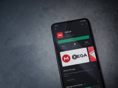 Lod, Israel - 8 Temmuz 2020: MeGA uygulama oyun mağazası sayfası koyu mermer taştan arka planda siyah bir cep telefonu ekranında. Üst görünüm düzlüğü kopyalama alanı ile yatıyordu.