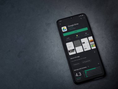 Lod, Israel - 8 Temmuz 2020: Google Drive uygulama oyun mağazası sayfası koyu mermer taştan arka planda siyah bir cep telefonu görüntüsü. Üst görünüm düzlüğü kopyalama alanı ile yatıyordu.